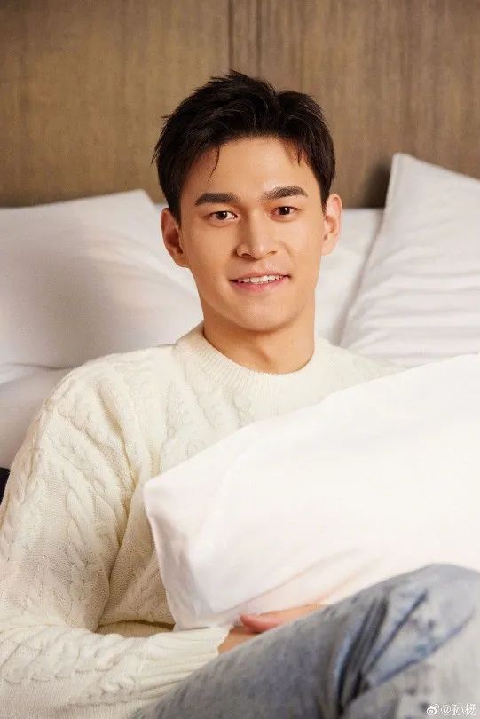 热搜第一！时隔4年3个月，孙杨复出首秀，小组第一！妻子发声