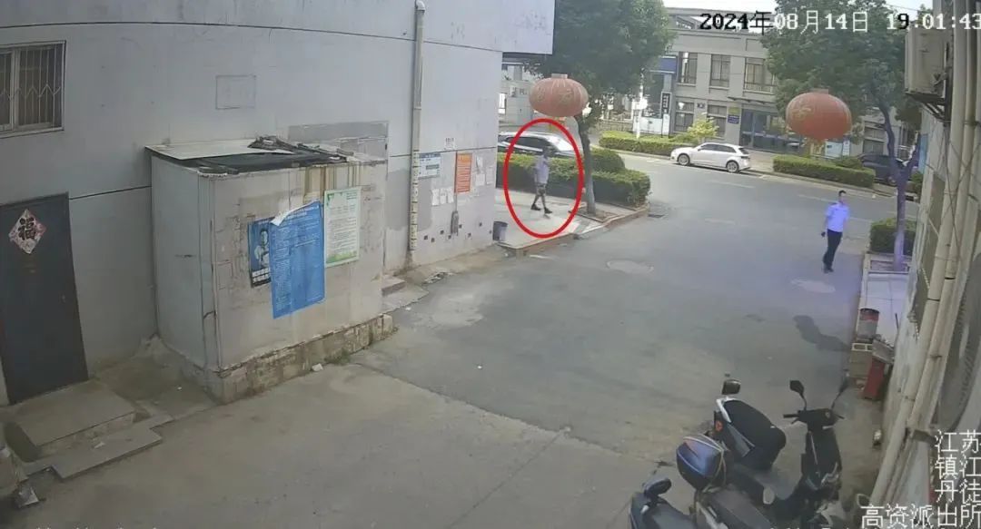 镇江街头,一男子突然被按倒在地! 镇江街头,一男子突然被按倒在地!