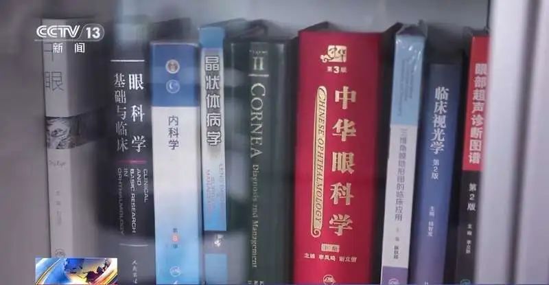 “忙啥呢?”“给虎鲸搓澡呢!” “忙啥呢?”“给虎鲸搓澡呢!”