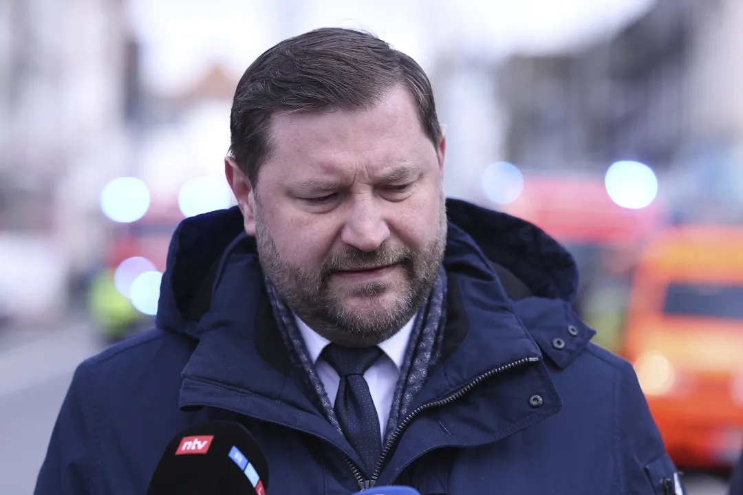 德国持刀伤人嫌犯自首：“我就是你们要找的人”