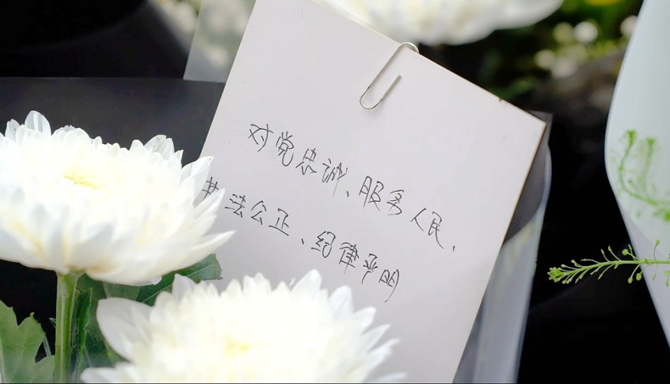 为救轻生女孩，广西民警李燮牺牲，群众自发献花悼念：英雄，一路走好