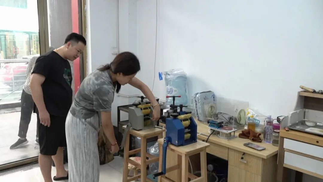 传统打金店迎“泼天富贵”？厦门年轻人竟学起“打金”