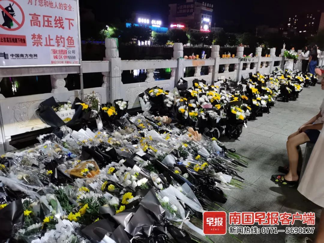 泪目！广西民警救人牺牲，群众和网友送花悼念……