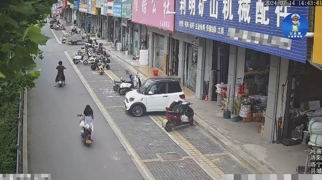 12岁少女骑电动车还看手机，撞了人负全责！