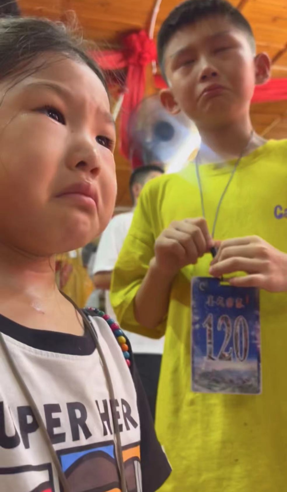 爸爸景区“假结婚”，台下两个萌娃当真，一个比一个哭得伤心