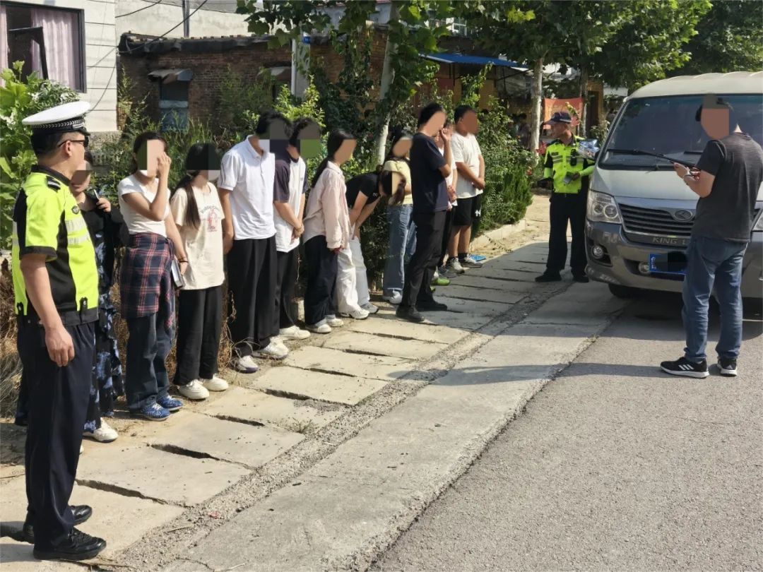 仨孩子咋办?就坐后备箱里了? 仨孩子咋办?就坐后备箱里了?