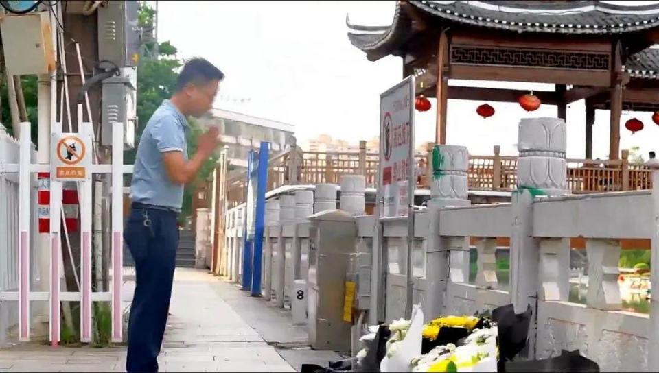 为救轻生女孩，广西民警李燮牺牲，群众自发献花悼念：英雄，一路走好