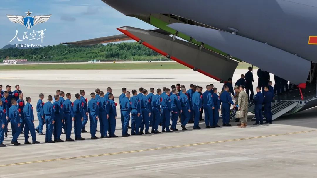 军舰、运-20都出动了！网友：好小众的上学方式