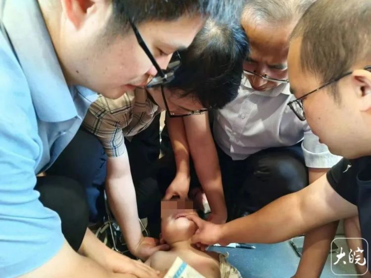 G7372次高铁突发!安徽四名医生出手了 G7372次高铁突发!安徽四名医生出手了