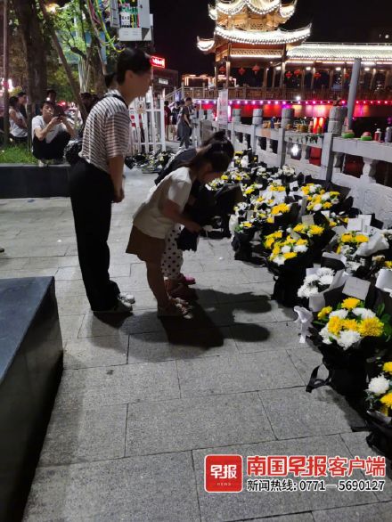 广西救落水女子民警牺牲地铺满鲜花