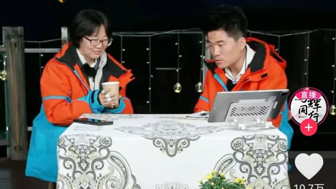 感谢董宇辉的"一坨"赞美?网友称是"反讽"!知名作家发声 感谢董宇辉的"一坨"赞美?网友称是"反讽"!知名作家发声