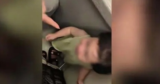 1岁多女童被两陌生女子关厕所“立规矩”…网友炸了！