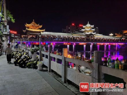 广西救落水女子民警牺牲地铺满鲜花