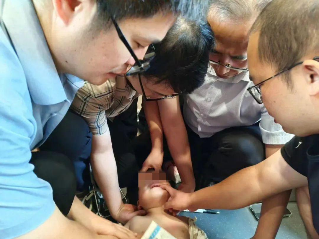 突发！开往阜阳的G7372次列车上，市医院4位医生，齐刷刷站了起来……