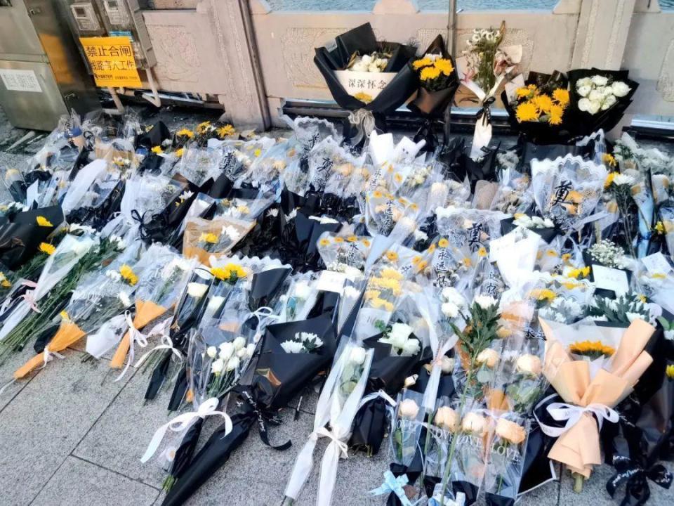 为救轻生女孩，广西民警李燮牺牲，群众自发献花悼念：英雄，一路走好