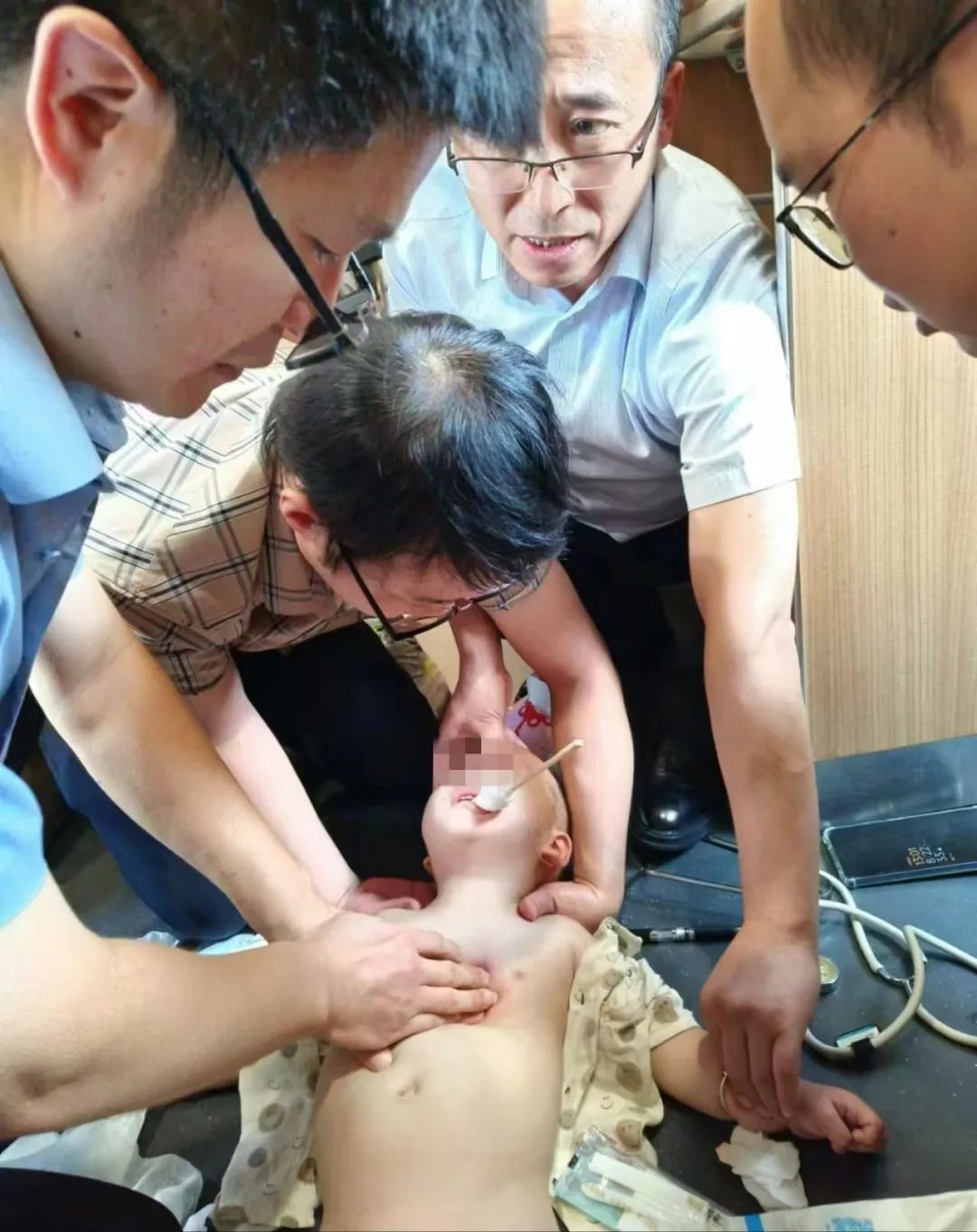 G7372次高铁突发！市医院4位医生，齐刷刷站了起来……