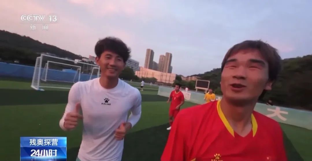 黑暗中怎么踢足球？中国盲人足球队揭秘