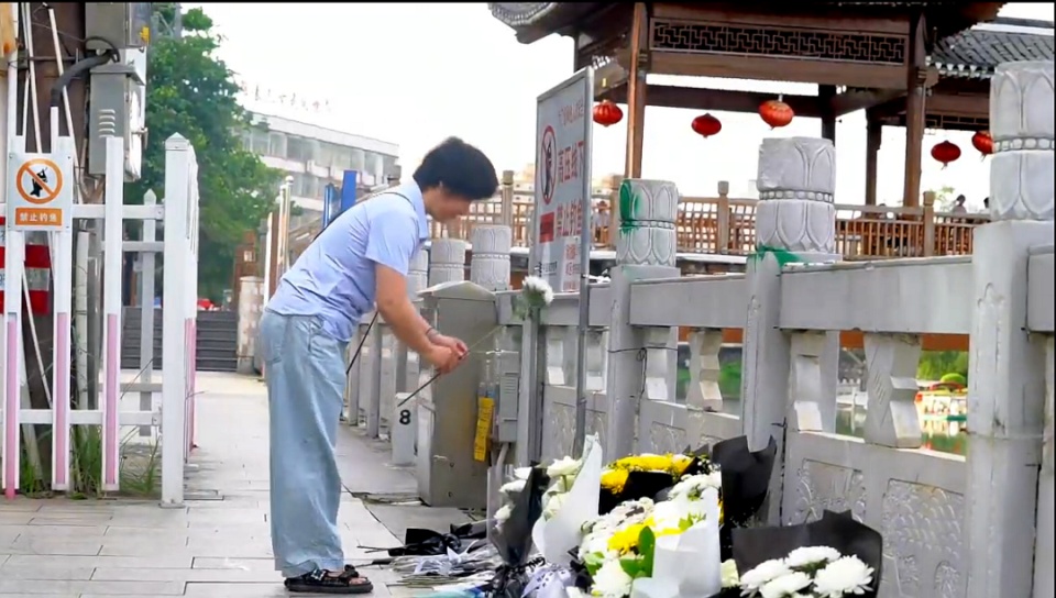 为救轻生女孩，广西民警李燮牺牲，群众自发献花悼念：英雄，一路走好