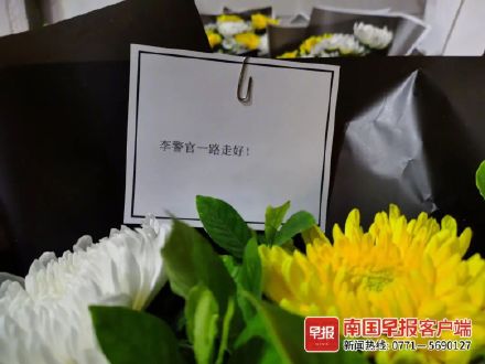 广西救落水女子民警牺牲地铺满鲜花