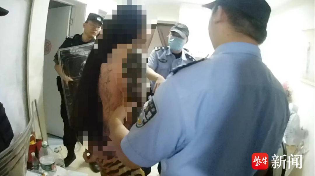 荒唐！90后小伙竟挑退休阿姨认“干妈”做情侣，敲诈 28万后还要拉着她跳楼