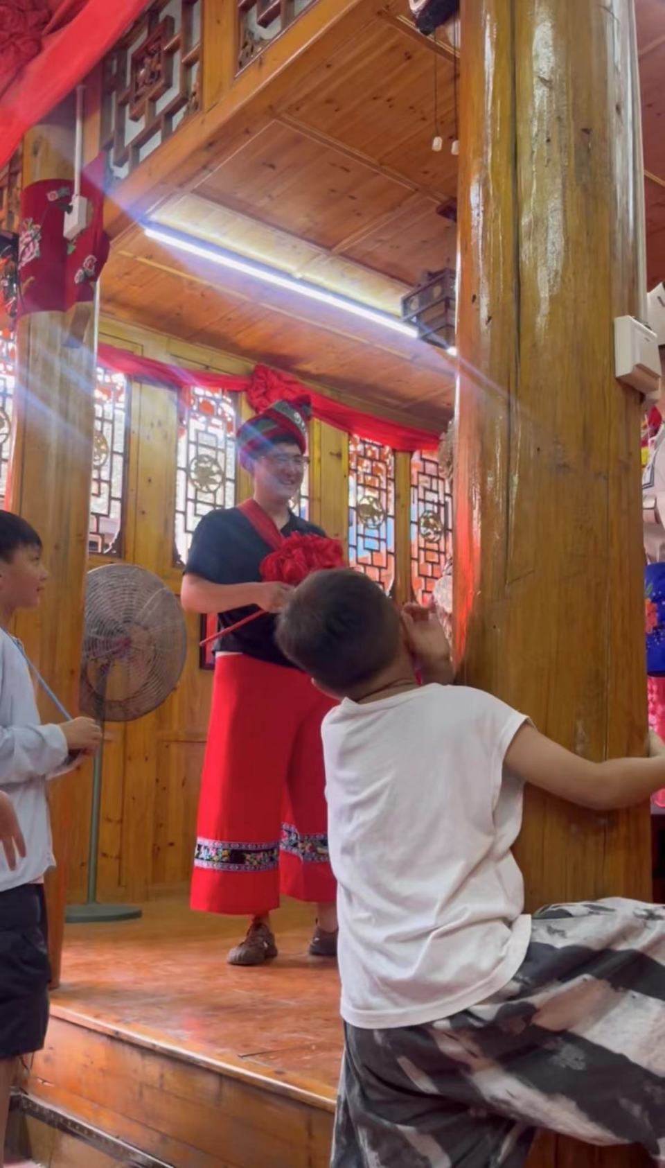 爸爸景区“假结婚”，台下两个萌娃当真，一个比一个哭得伤心