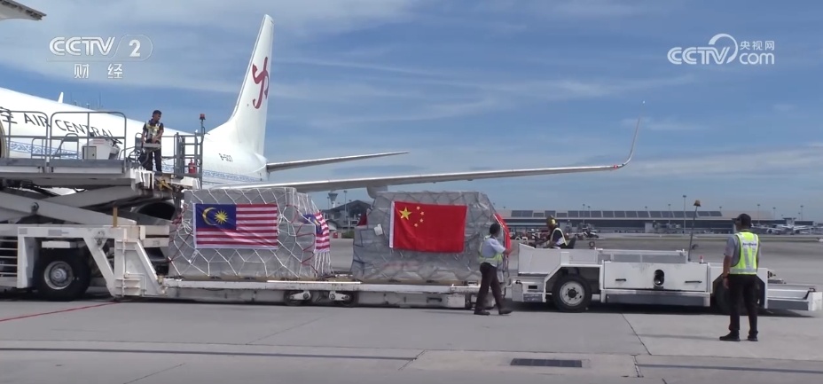 多点发力助力进口水果品种持续扩大 居民端稳“果盘子”享受“甜日子” 多点发力助力进口水果品种持续扩大 居民端稳“果盘子”享受“甜日子”