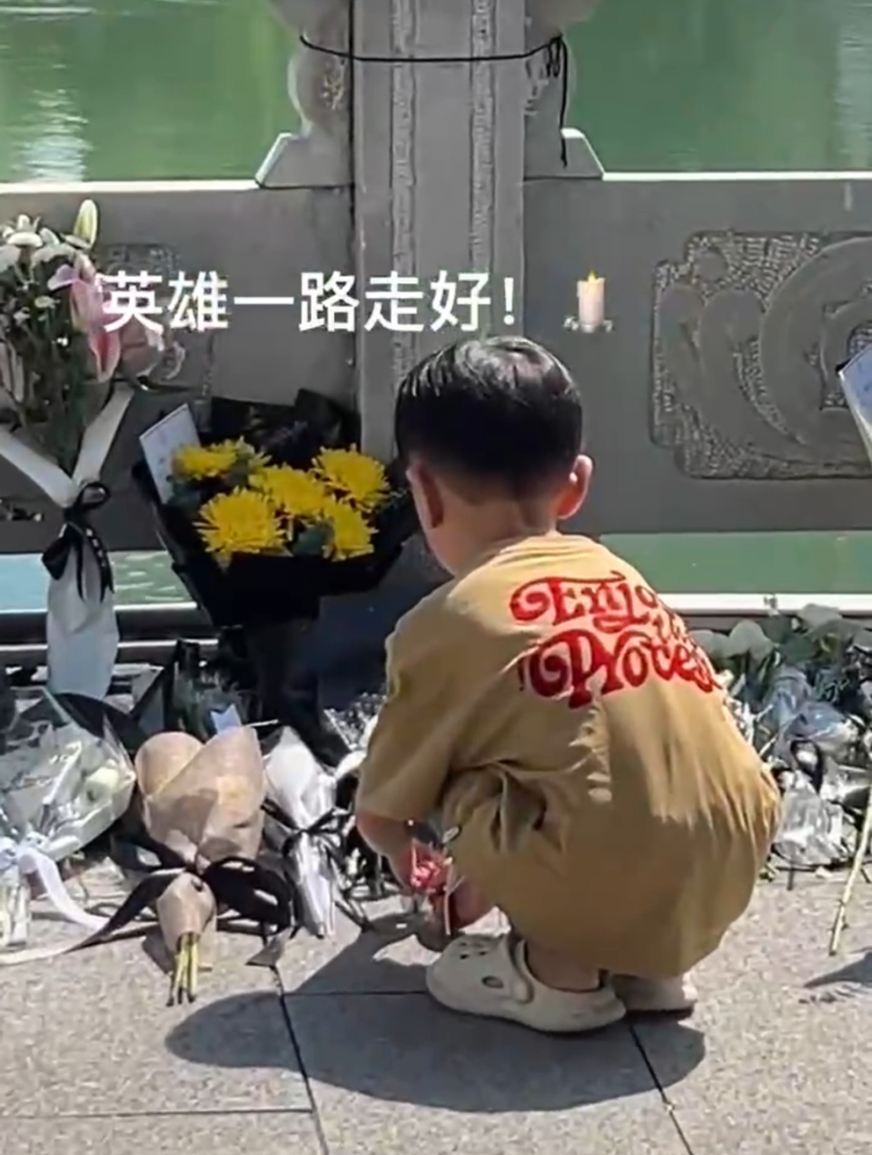 为救轻生女孩，广西民警李燮牺牲，群众自发献花悼念：英雄，一路走好