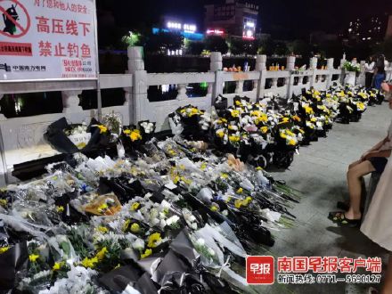 广西救落水女子民警牺牲地铺满鲜花