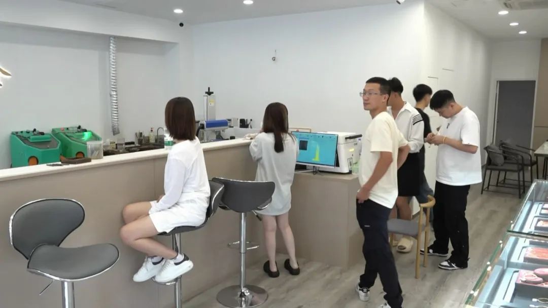 传统打金店迎“泼天富贵”？厦门年轻人竟学起“打金”