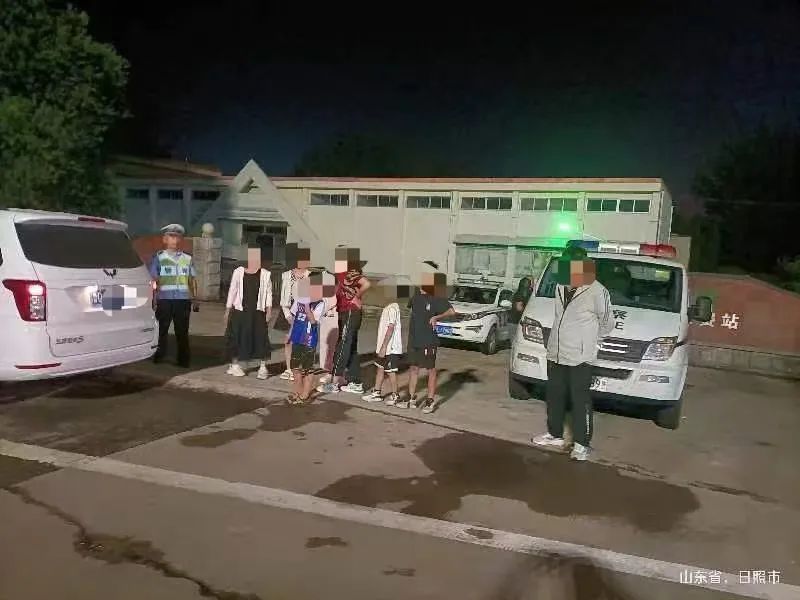 仨孩子咋办?就坐后备箱里了? 仨孩子咋办?就坐后备箱里了?