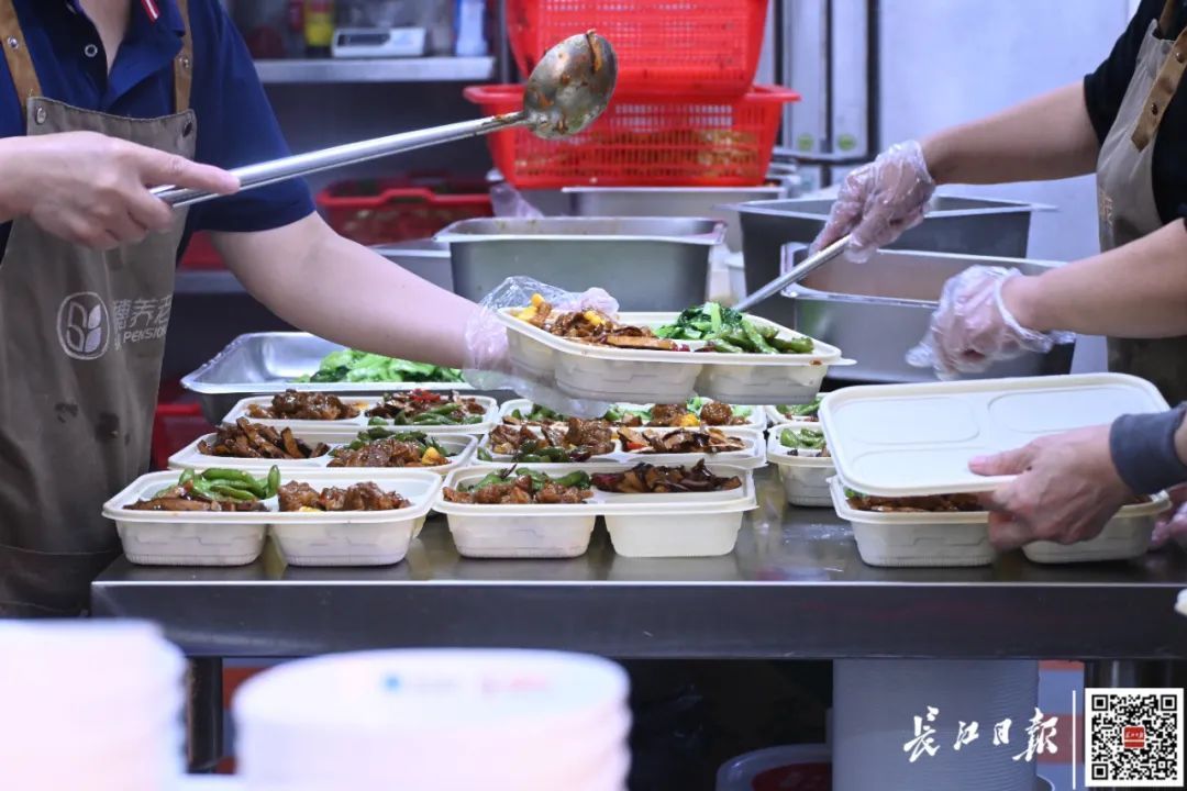 两荤一素12元还能送上门，武汉一食堂“红”了