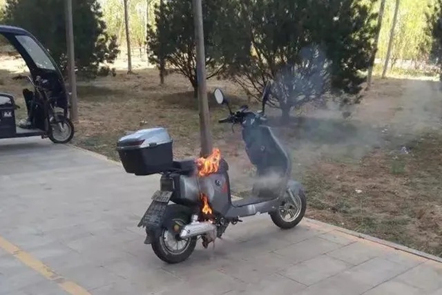 安全提醒:电动车停放充电要留心,防范火灾莫大意! 安全提醒:电动车停放充电要留心,防范火灾莫大意!