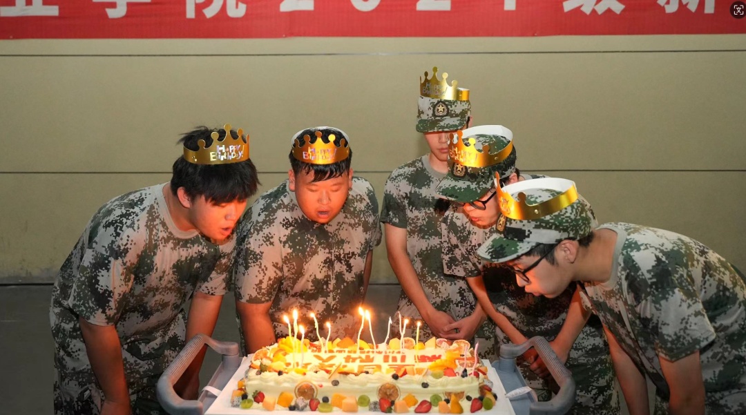 太惊喜！大学生突然被点名，现场数千人齐喊4个字