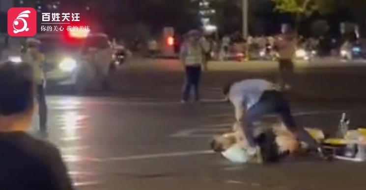 电摩大军太猖狂!绕着警车转圈表演“提龙头”,结局极度舒适... 电摩大军太猖狂!绕着警车转圈表演“提龙头”,结局极度舒适...