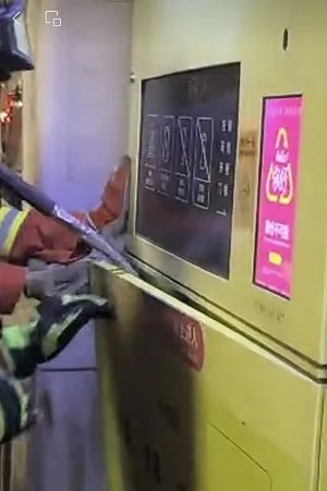 惊险一幕！男子一时冲动钻入废品回收机后被困，幸运的是……