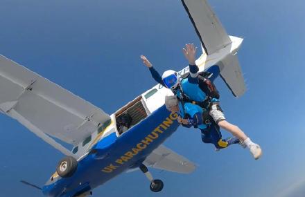 英国二战老兵用跳伞庆祝102岁生日,打破英国最年长跳伞运动员纪录 英国二战老兵用跳伞庆祝102岁生日,打破英国最年长跳伞运动员纪录