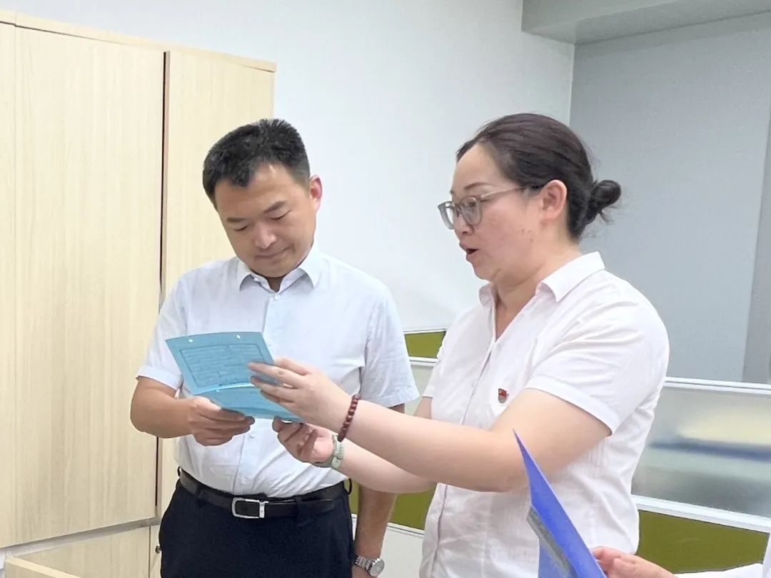西城区副区长邴浩到区政务服务中心调研区级公共集体户办理工作