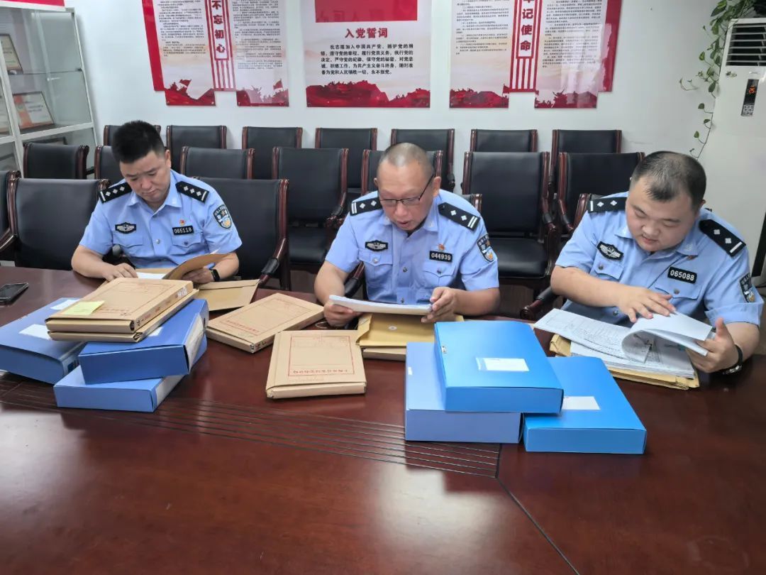 上海一女子死于出租屋,头部遭砍!警方接力追凶23年,锁定嫌疑人身份 上海一女子死于出租屋,头部遭砍!警方接力追凶23年,锁定嫌疑人身份