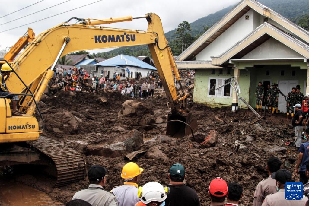 印度尼西亚东部山洪和泥石流致19人遇难