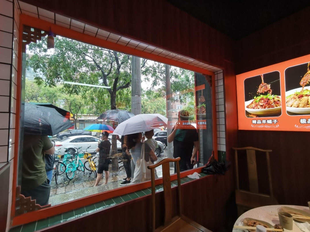 人们赶去英雄栾留伟的火锅店