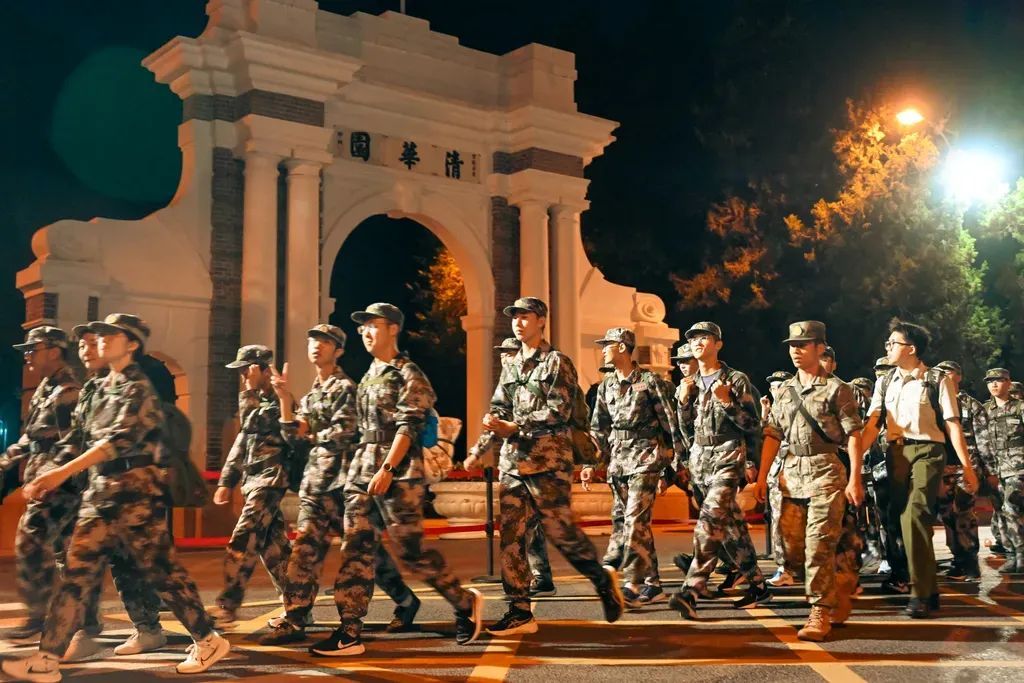 已经开始给新生收集阳光啦?新生内心:“学长学姐,你们人还怪好嘞” 已经开始给新生收集阳光啦?新生内心:“学长学姐,你们人还怪好嘞”