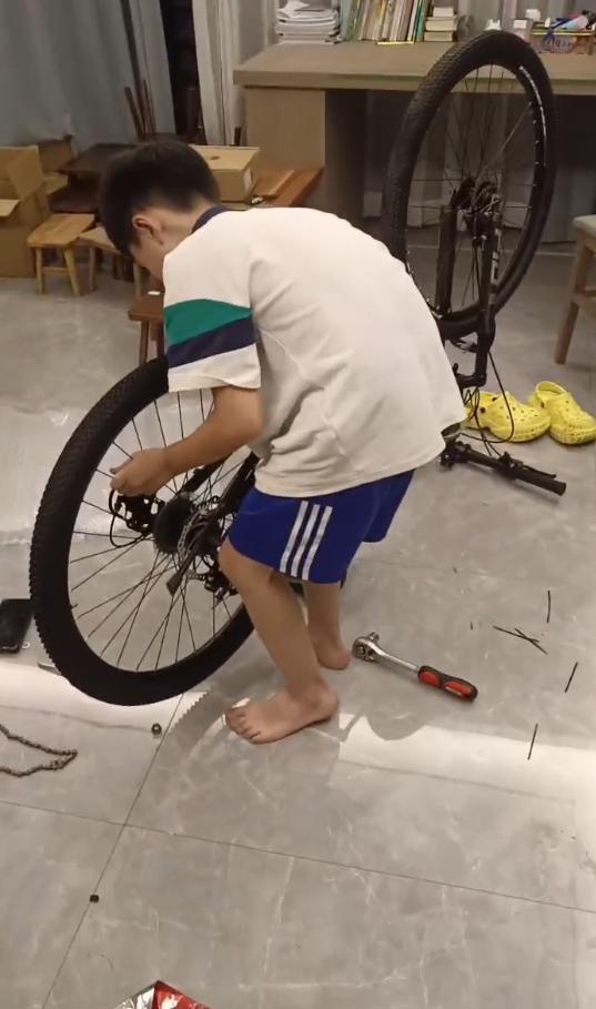 小男孩改造自行车热衷各种维修，妈妈：从小在工厂帮忙，长大想修飞机坦克