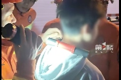 妻子被丈夫“锁喉”，消防员打破爱的枷锁