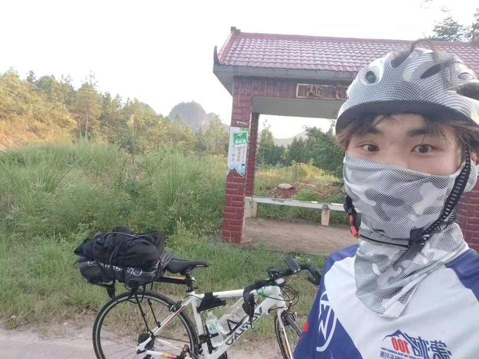 从永州到长沙，湖南高校大二学生骑自行车上学：打暑期工买了自行车
