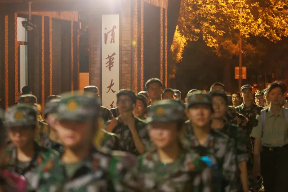 清华大学凌晨40里拉练！网友：这就是明年不选清华选北大的理由了