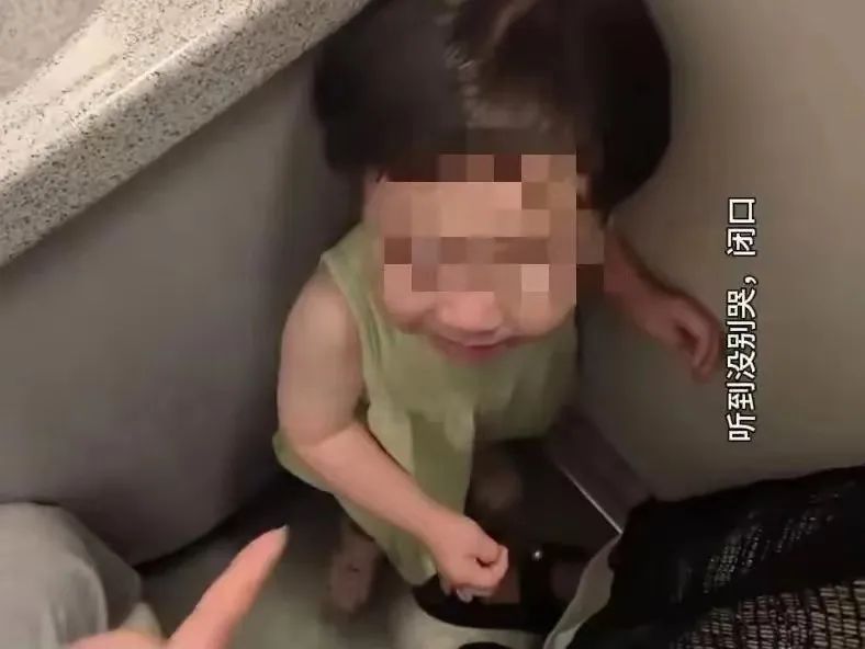 网友吵翻！1岁多女童哭闹被生分女子强行带走关茅厕？多方恢复