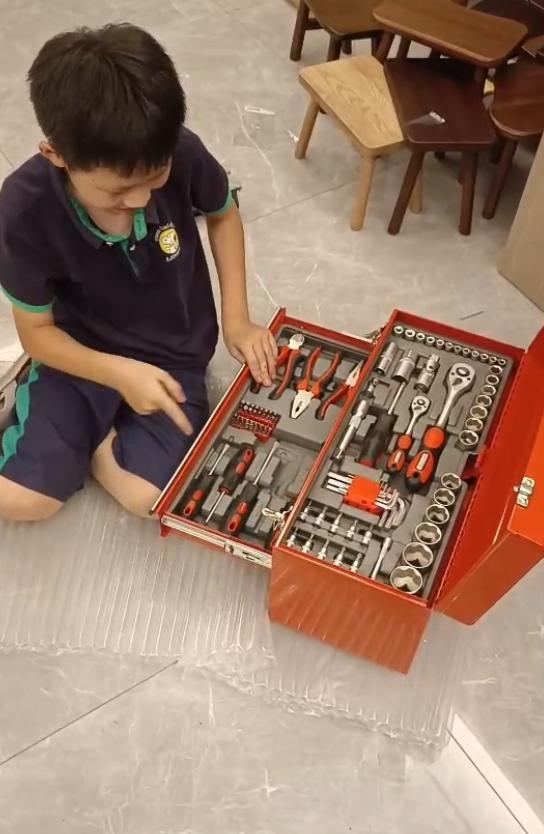 小男孩改造自行车热衷各种维修，妈妈：从小在工厂帮忙，长大想修飞机坦克