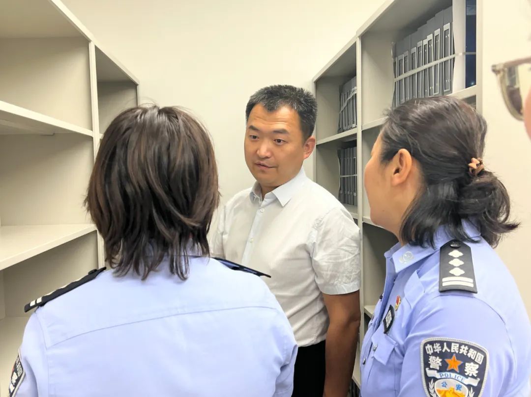 西城区副区长邴浩到区政务服务中心调研区级公共集体户办理工作