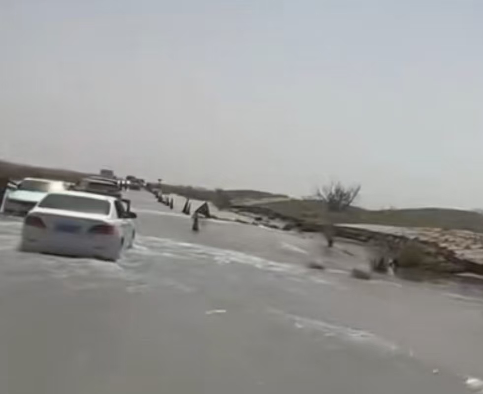 塔克拉玛干沙漠发洪水！网友：走错片场了吧