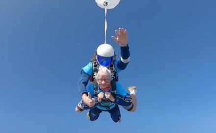 英国二战老兵用跳伞庆祝102岁生日,打破英国最年长跳伞运动员纪录 英国二战老兵用跳伞庆祝102岁生日,打破英国最年长跳伞运动员纪录